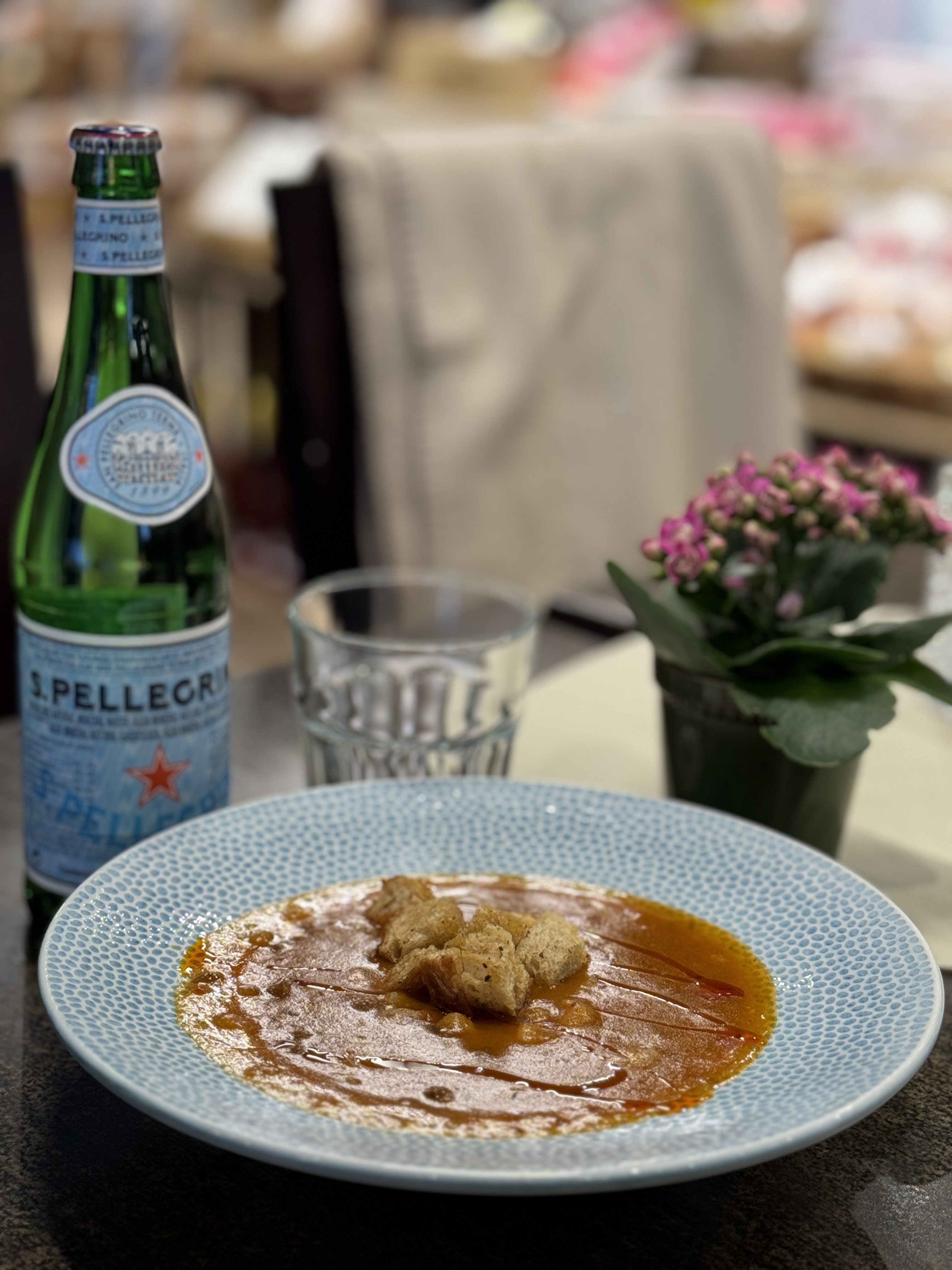 Gulasjsuppe med brød hos Bakkal Heggedal